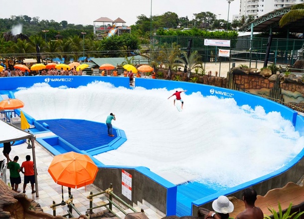 WaveOz Surf Wave Machine by FlowRider - Parque Aquático Thermas dos Laranjais, Olímpia, Brazil
